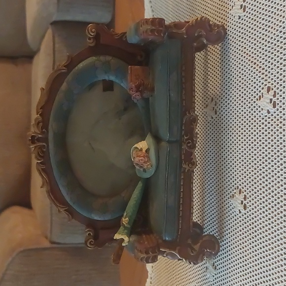 Other - Victorian Style Loveseat Sofa Unique Picture Frame Holder